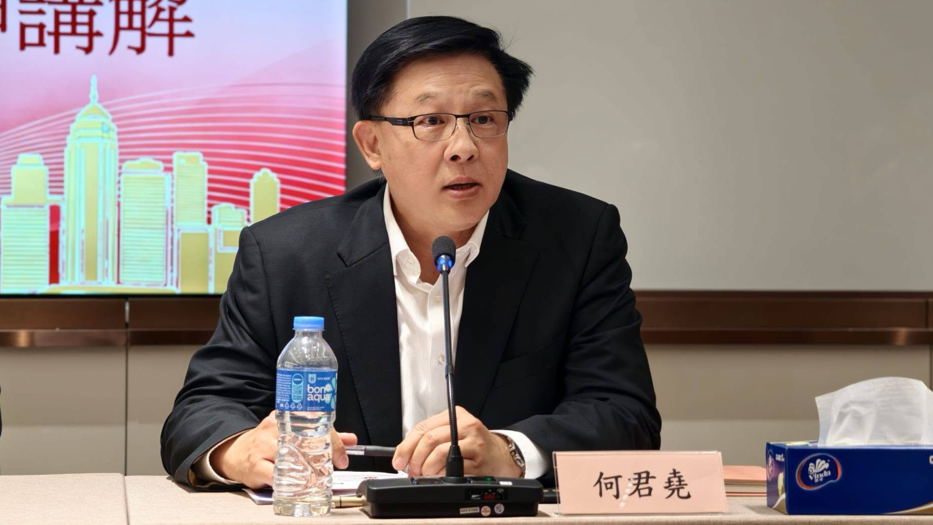 不滿郵政獲批46億公帑-何君堯倡90-服務外判-員工轉型開的士