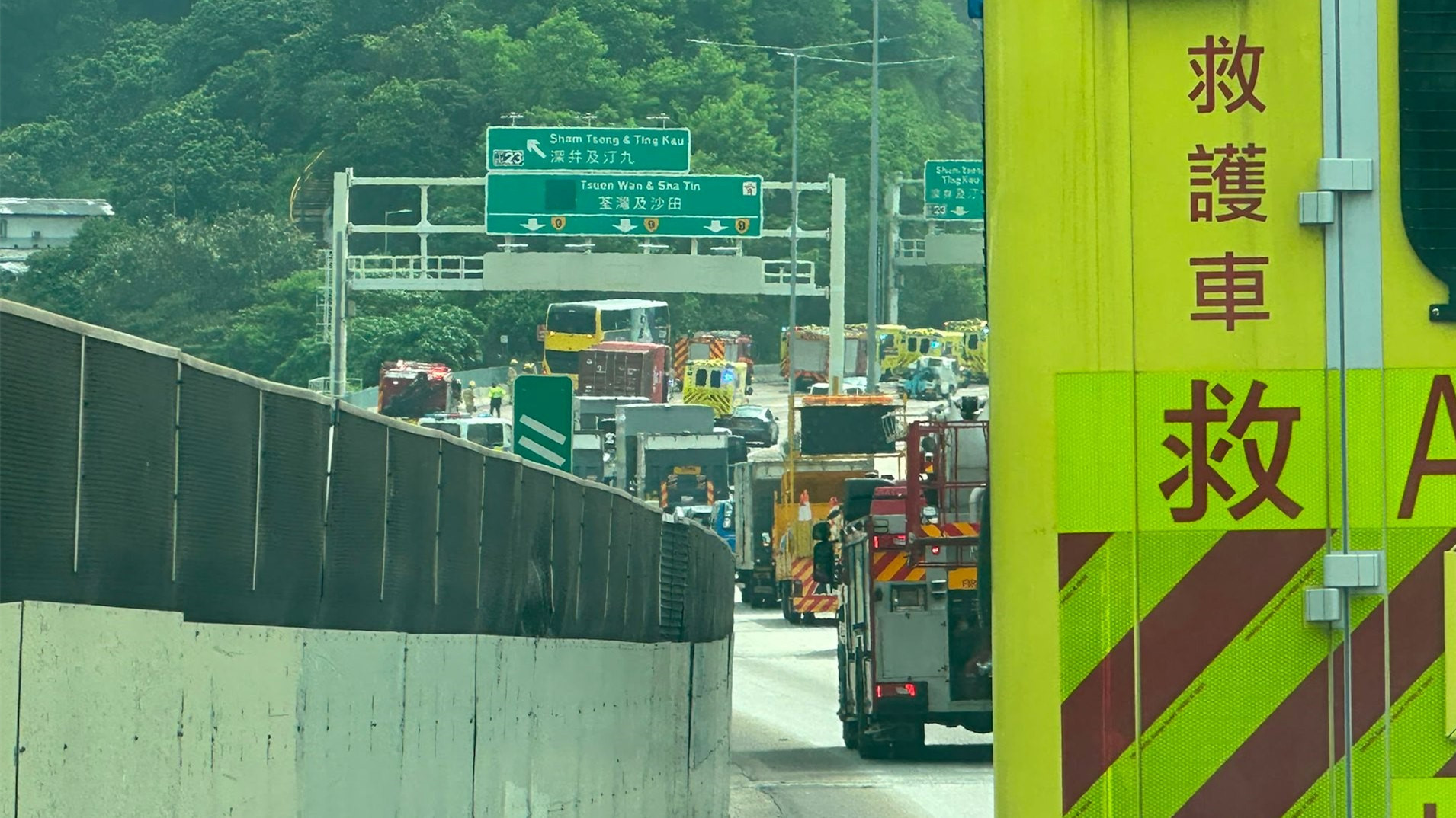 屯門公路城巴撞欄多人受傷-近深井往九龍部分行車線封閉
