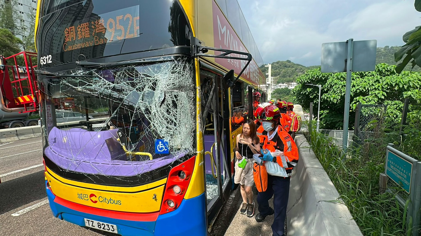 屯門公路城巴自炒撞欄-多個車窗碎裂10乘客受傷