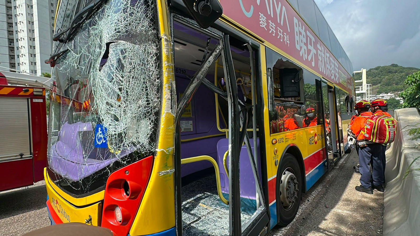 屯門公路城巴撞欄多人受傷-近深井往九龍部分行車線封閉
