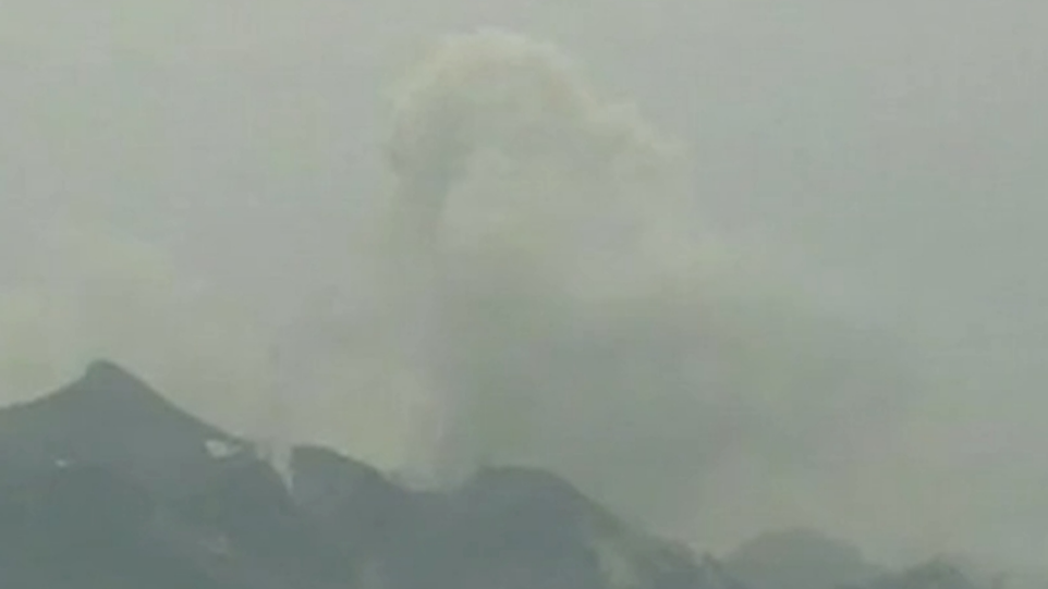 日本十勝岳火山噴發-黑煙衝200米高空