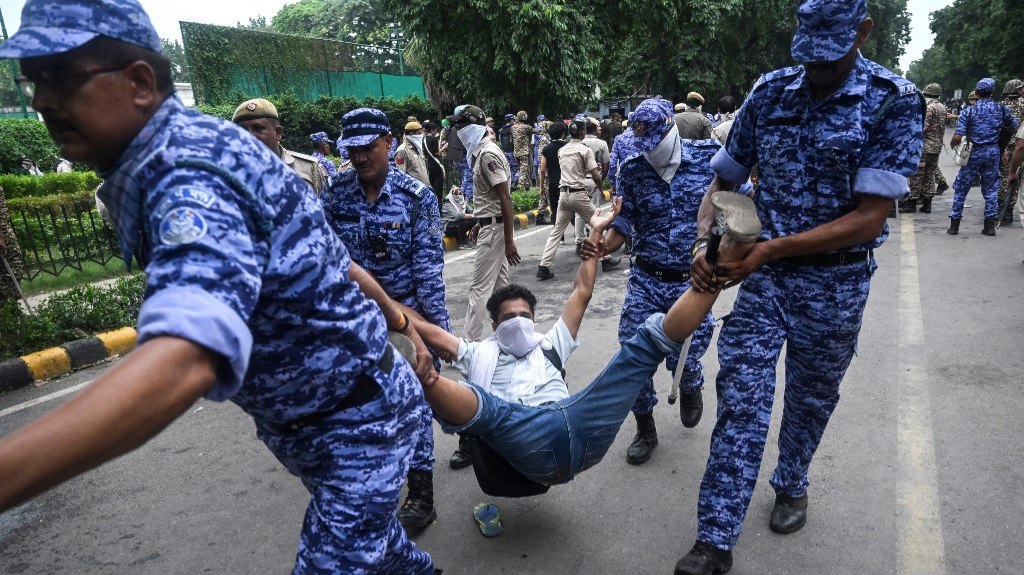 印度爆大規模抗議近180人受傷-新政黨-蟑螂人民黨-欲逼教育部長辭職