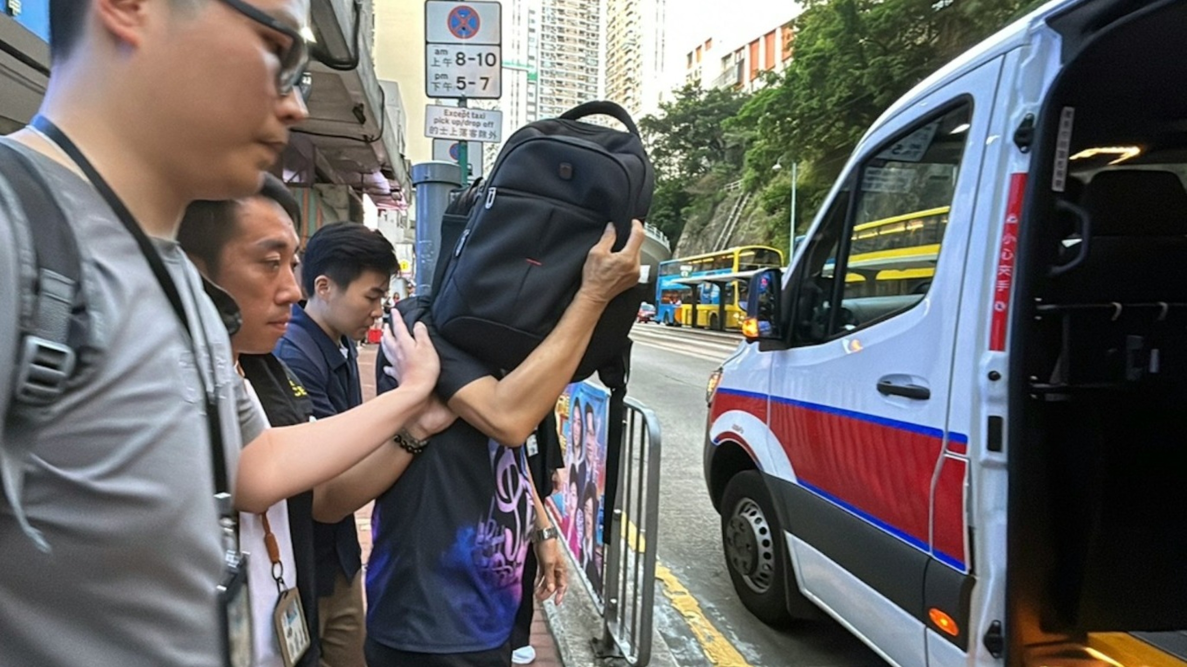 警方聯同衞生署搜北角-深圳五園口腔-諮詢處-帶走1人及檢取證物