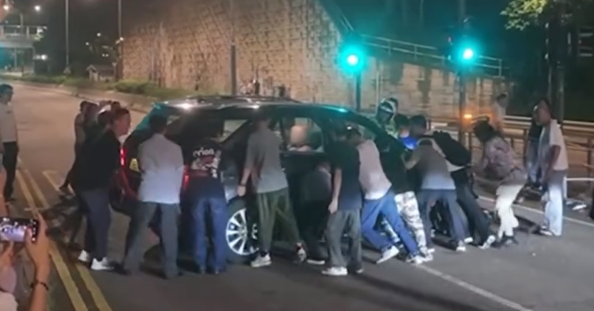 有片-私家車疑自炒堵塞屯門公路-交通警與市民合力推車開路