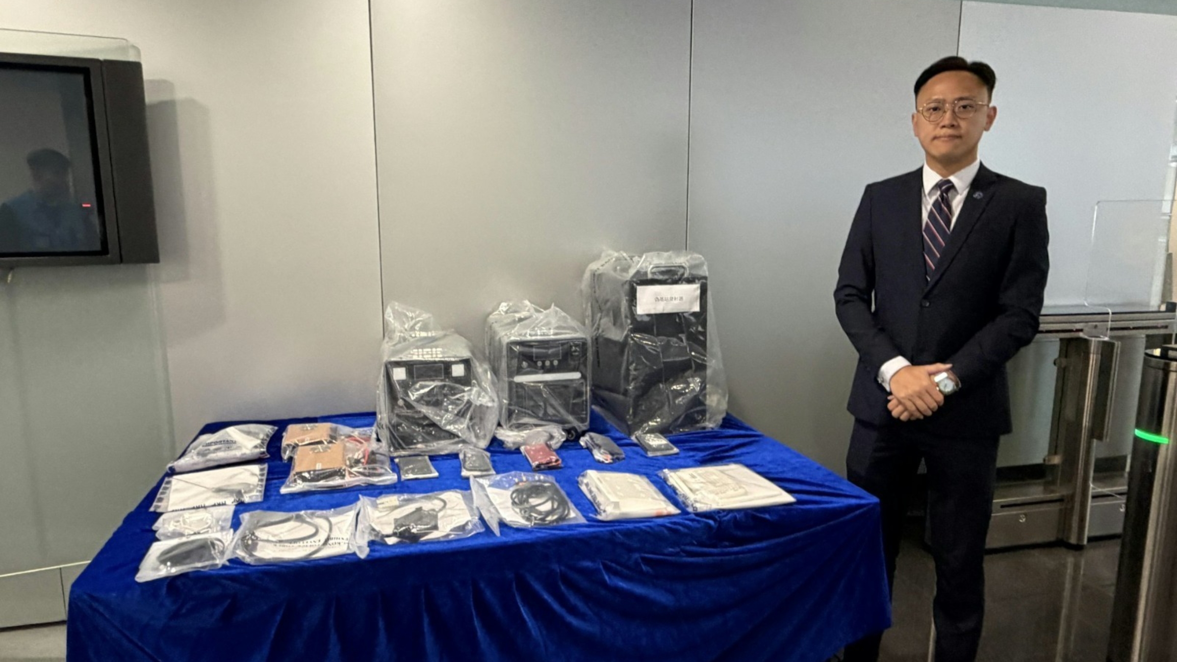 涉以-偽基站-發送逾千條釣魚短訊-25歲男呃110萬被警方拘捕