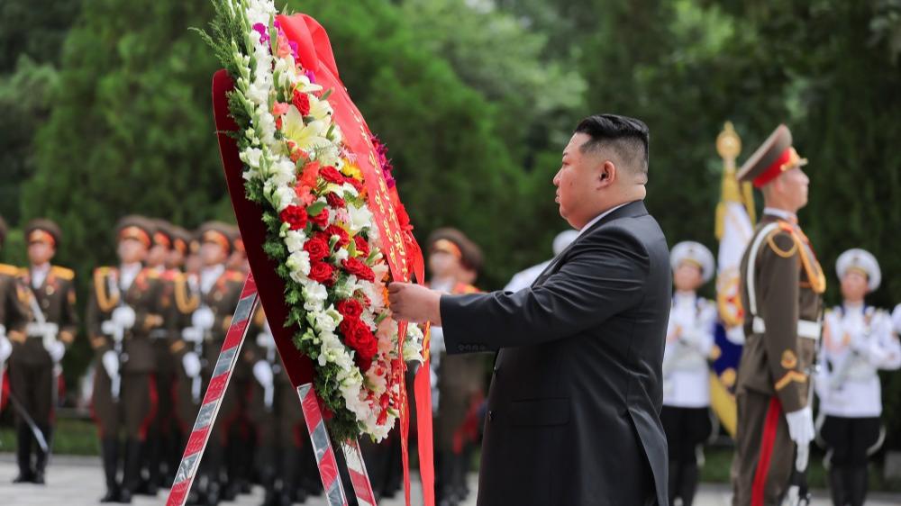 金正恩參謁中國人民志願軍烈士陵園-向烈士們表示崇高敬意