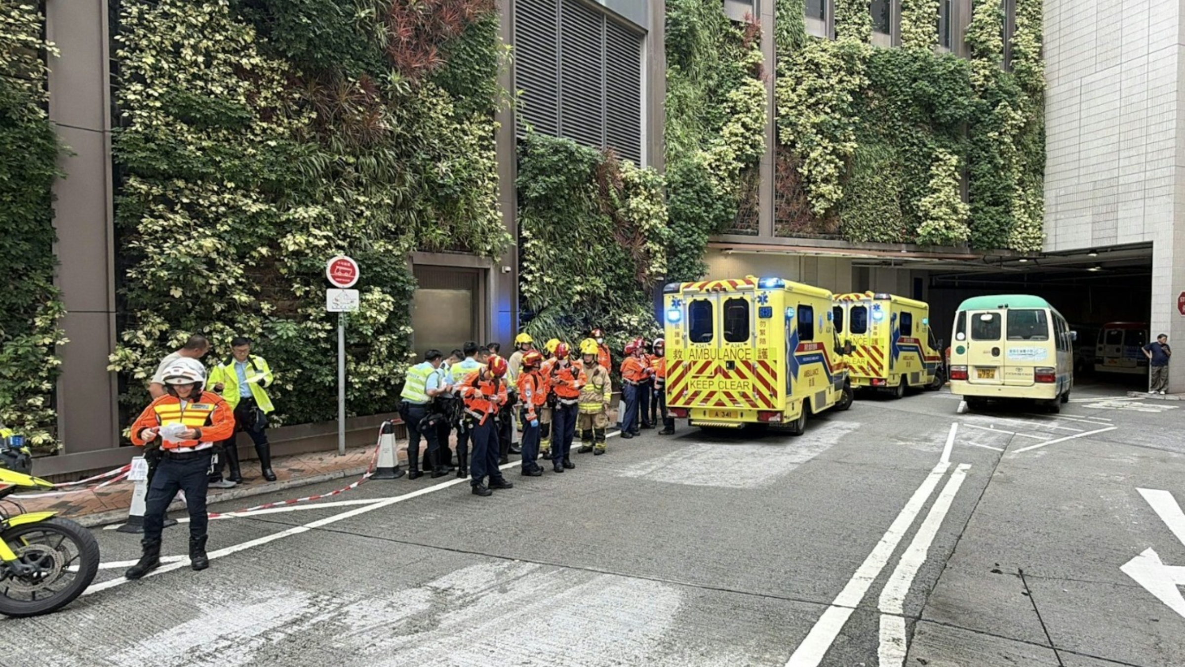 觀塘有小巴撞上洗街車-據報至少10人受傷