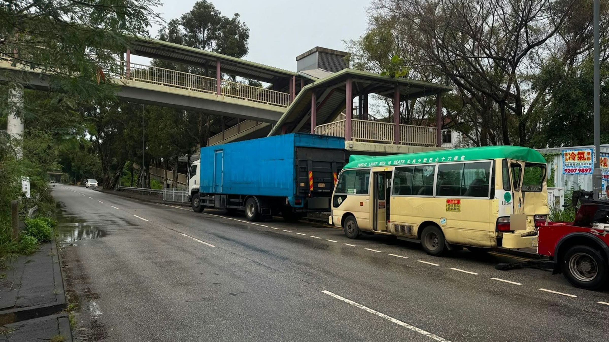 青山公路潭尾段小巴與貨車相撞-6人受傷送院