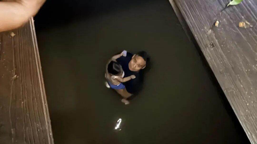 廣州番禺沿江棧道破損缺失-女童失足墜江-父徒手掰木板跳江救女致骨折