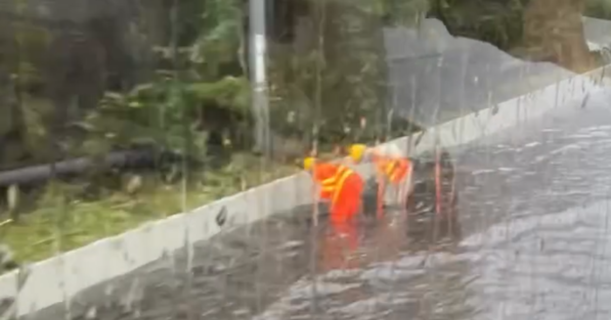 有片-受紅雨影響屯門公路水浸巴士-入水--網民-我在坐船