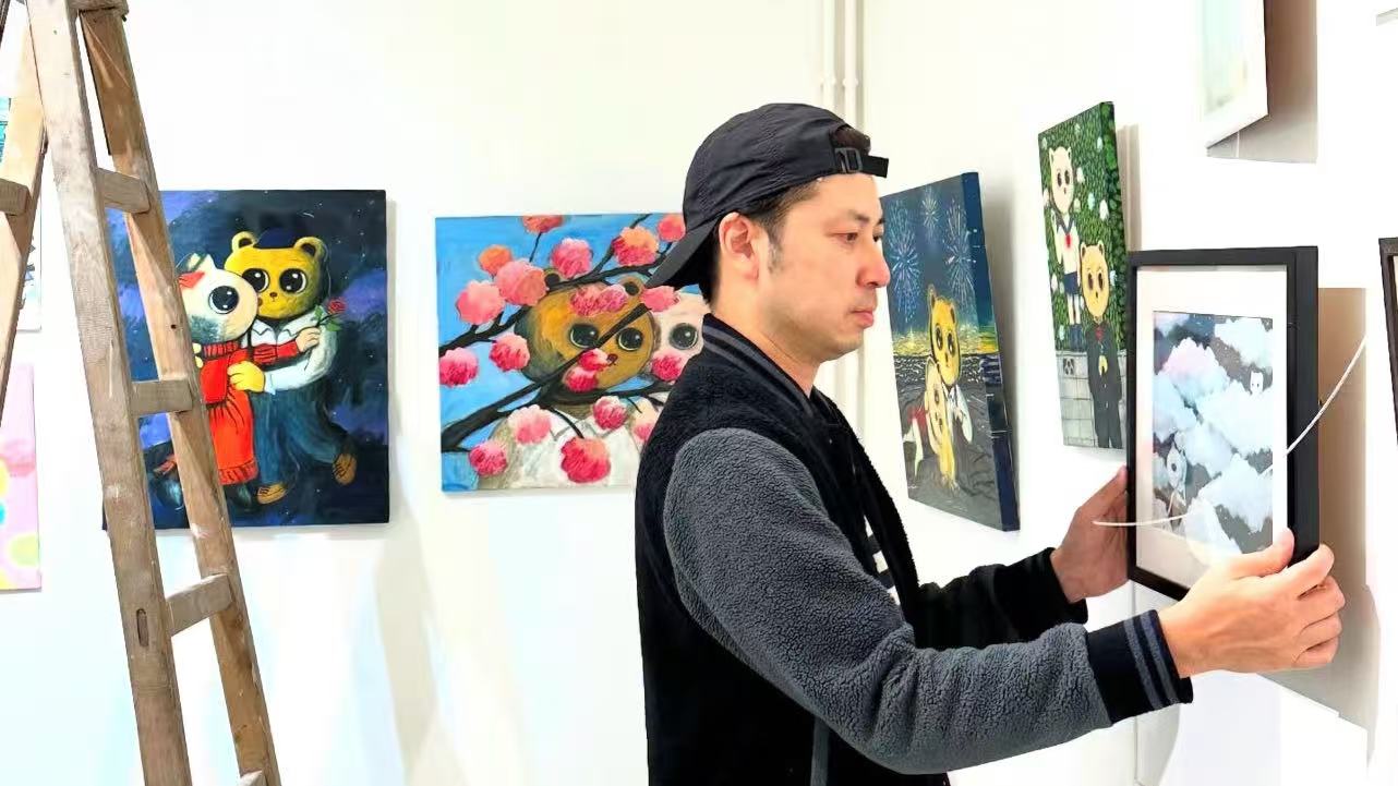 用四年時間畫下一百道風景-何達鴻-香港百景-8月西營盤開展