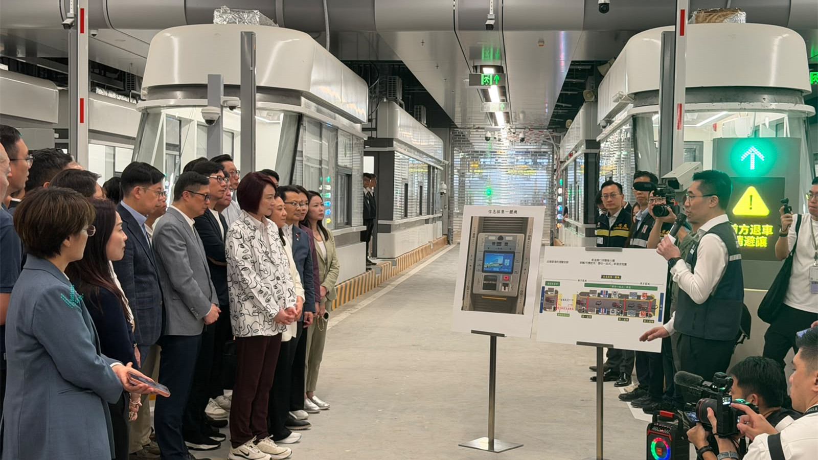 立法會議員參觀皇崗口岸港方口岸區-了解大樓設施及運作安排