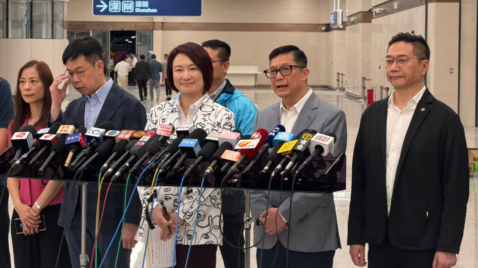 鄧炳強-皇崗口岸通關前進行逾百次演練-與深圳合作萬人參與壓力測試