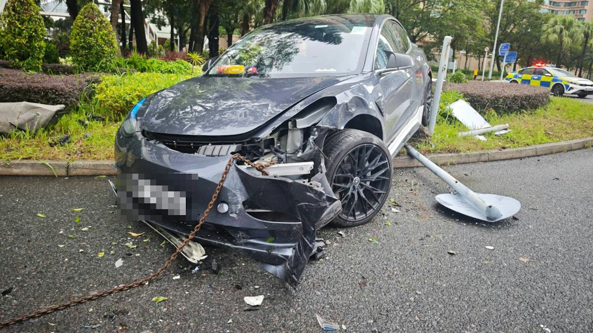 大角咀Tesla剷上迴旋處撞斷路牌-再遭貨車撞幸無人傷