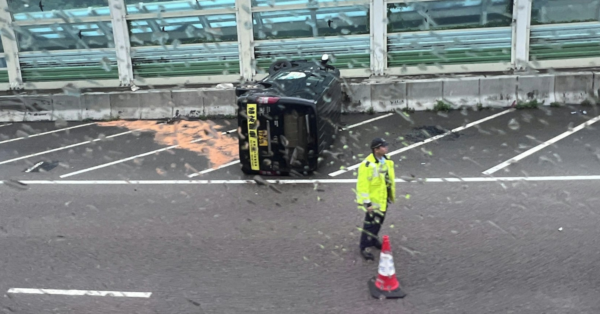 屯門公路油柑頭客貨車翻側部分行車線封閉-2人輕傷