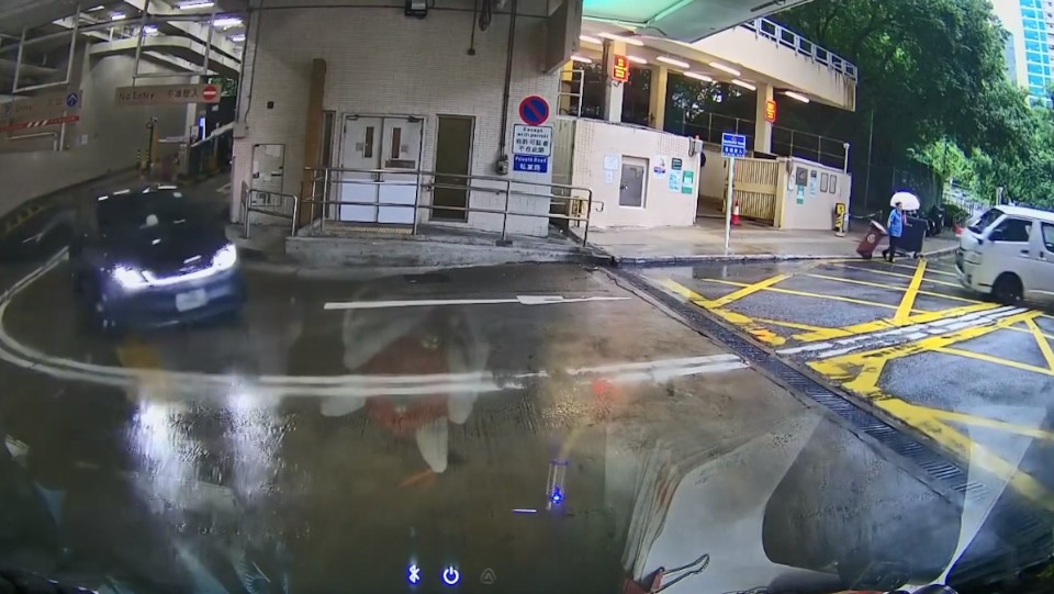 黃大仙客貨車跣胎險撞途人-司機涉危駕被捕