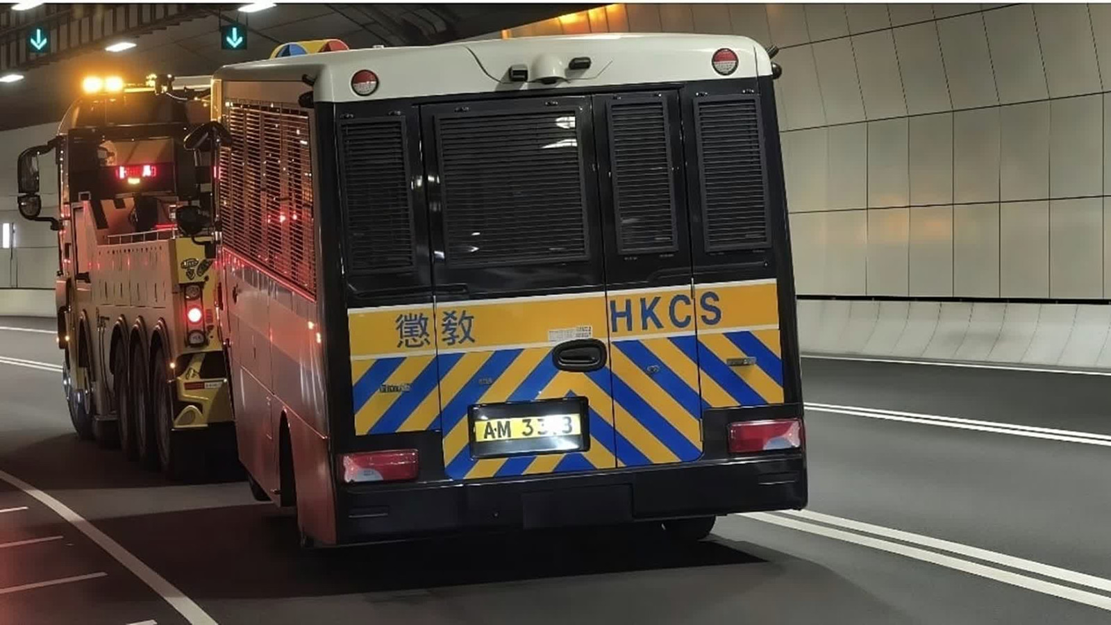懲教署囚車中九龍繞道爆胎-兩犯輕傷送院-私家車疑遭殃及泵把損毀