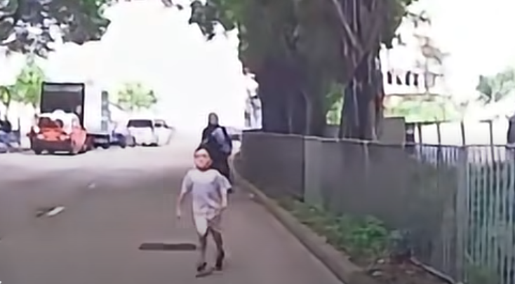 有片-南亞童衝出馬路險被泥頭車撞-車主-幸好離遠看到