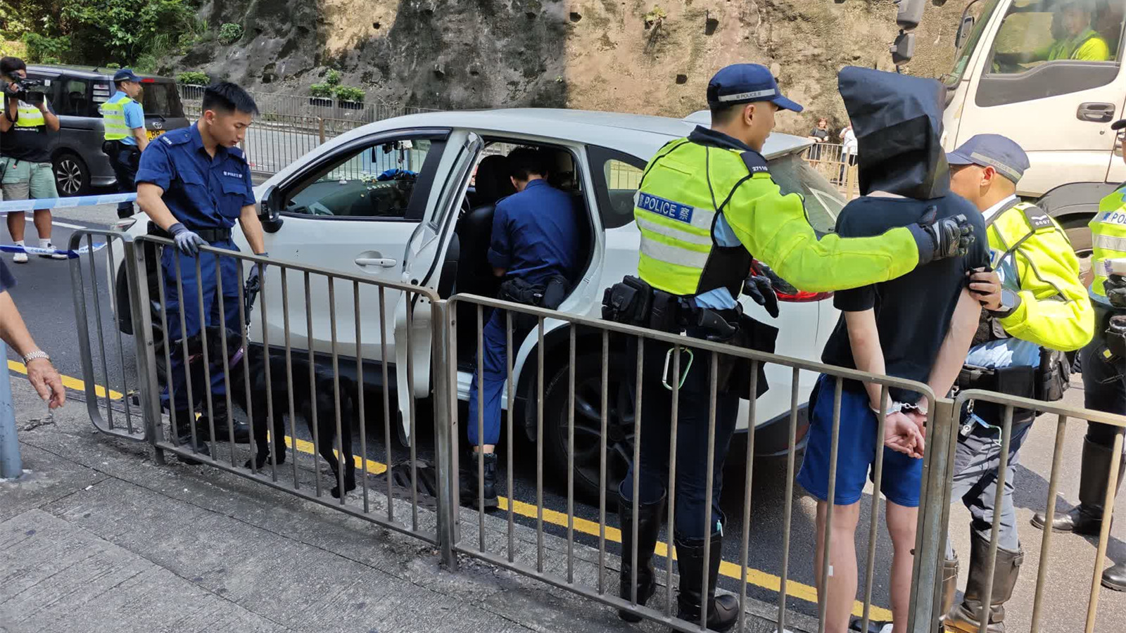 警葵涌截查違泊私家車-檢多包毒品拘男司機