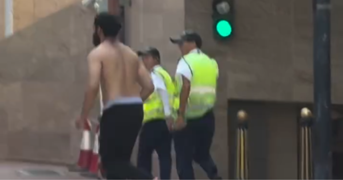 有片-碧瑤灣男子疑精神異常街上揮刀追趕途人-一名保安倒地被刺傷