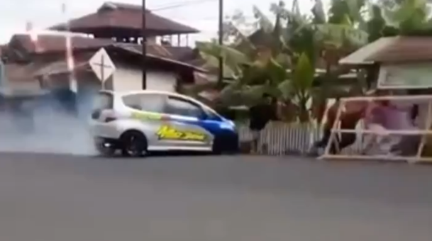 有片-印尼賽車失控衝向觀眾釀7死9重傷-臨時賽道無防護隔離設施