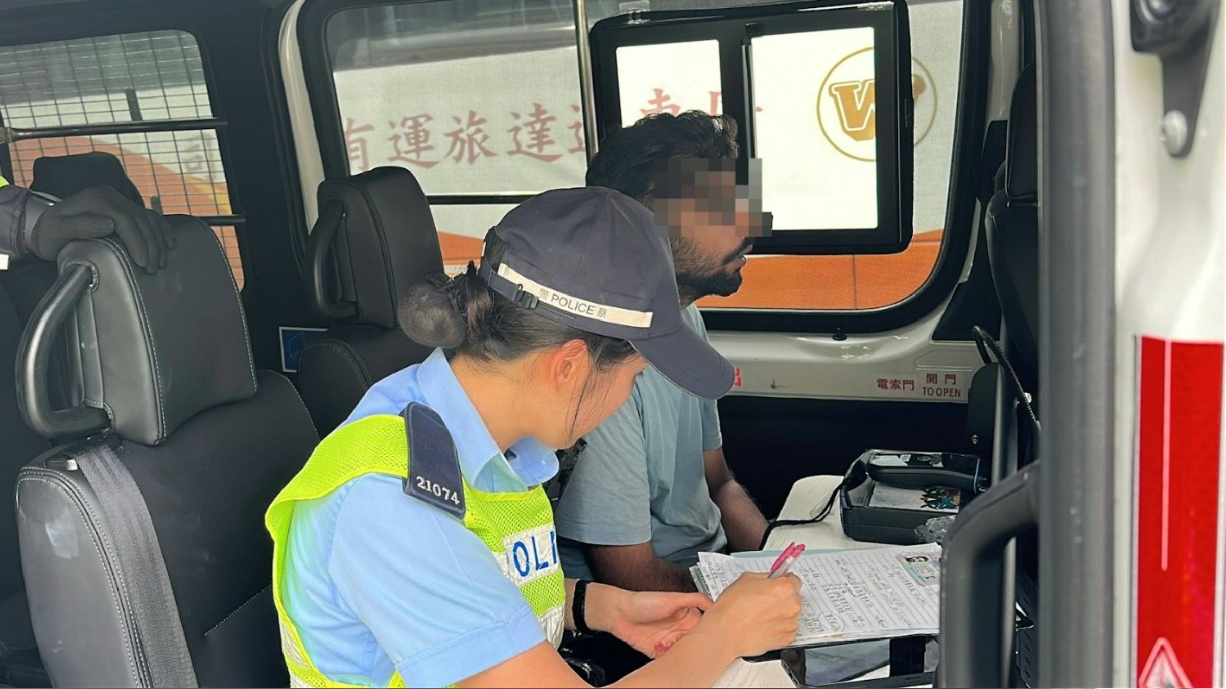 警方截查荃灣雙白線掉頭電單車-揭司機涉停牌駕駛及藏毒