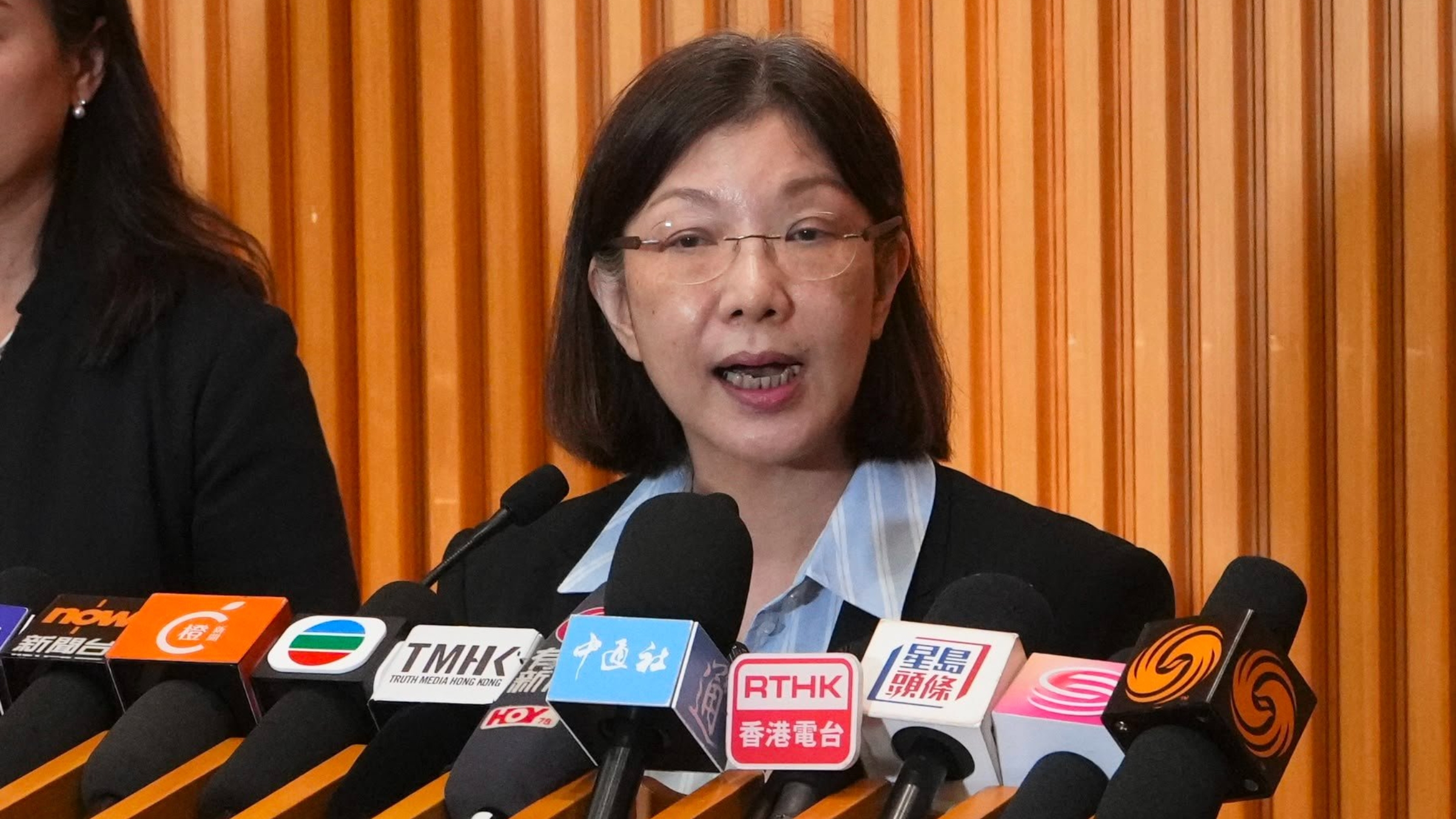 香港五年規劃公眾諮詢期今結束-謝小華-當局接獲逾1-6萬份意見或建議