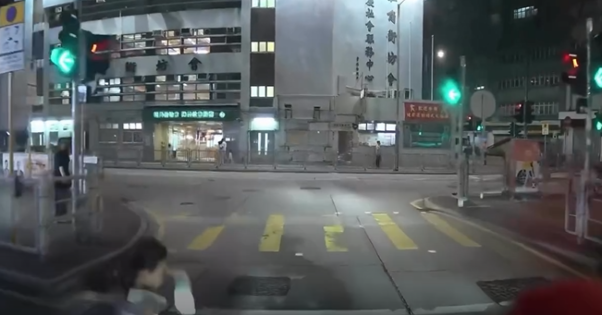 有片-女童大角咀衝出馬路-險遭撞飛幸司機成功急煞