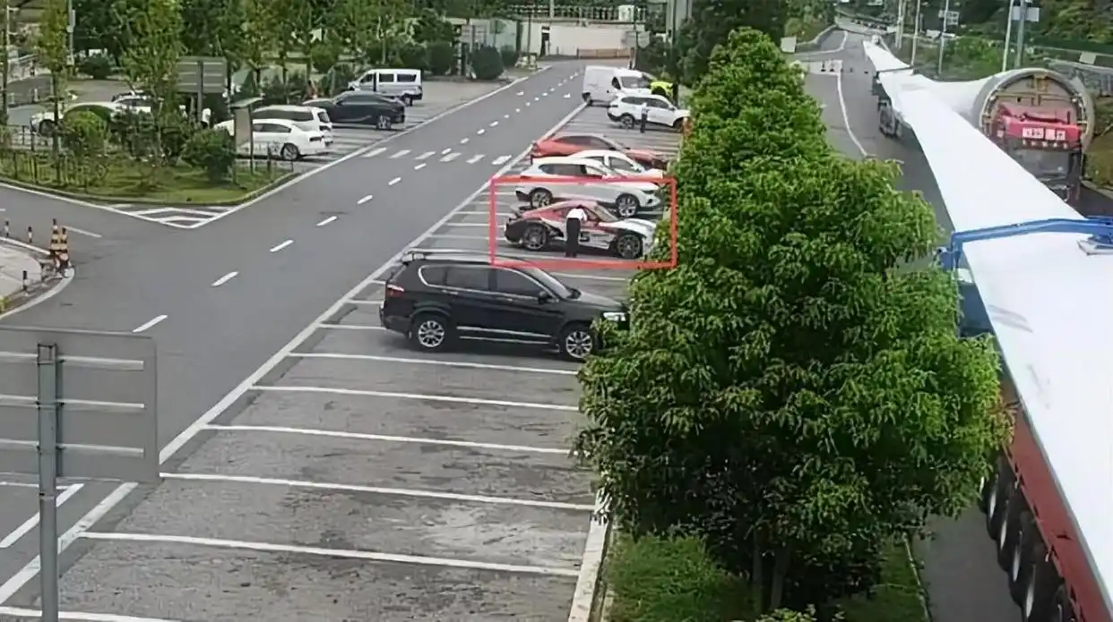 順風車司機服務區熟睡-失聯--17歲少女獨自被困車內曝曬近2小時終獲救