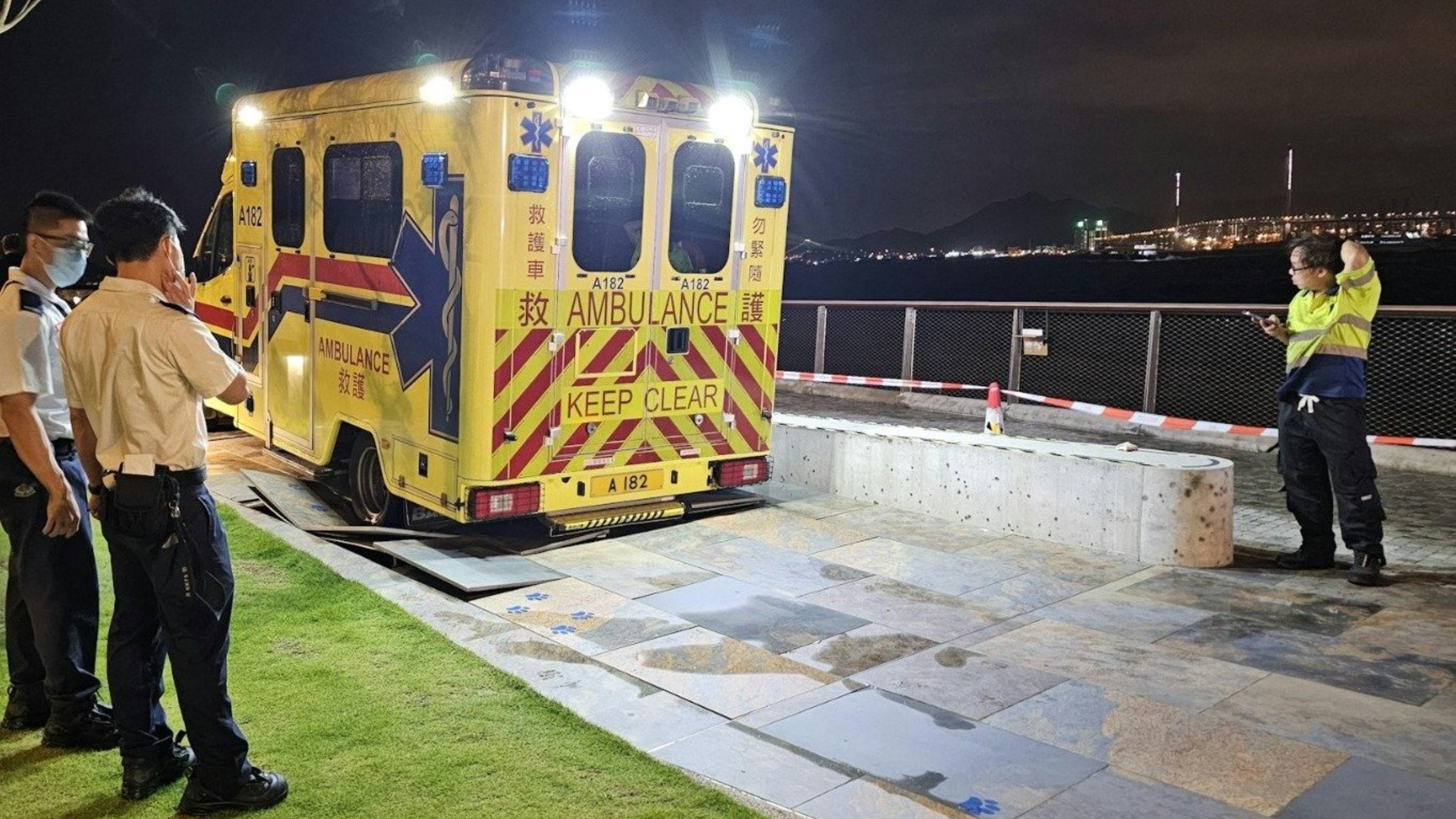 中山紀念公園有地磚下陷-救護車一度被困