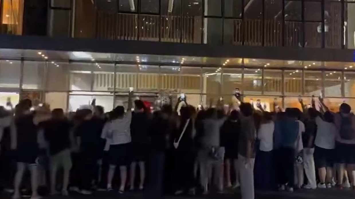 重慶長江國際寫字樓下聚集人群爆衝突-時代峰峻緊急叫停練習生線下集訓