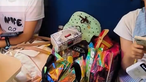 兩少女買三張票放零食-無座乘客想坐遭拒-官方-座位處置權屬購票者