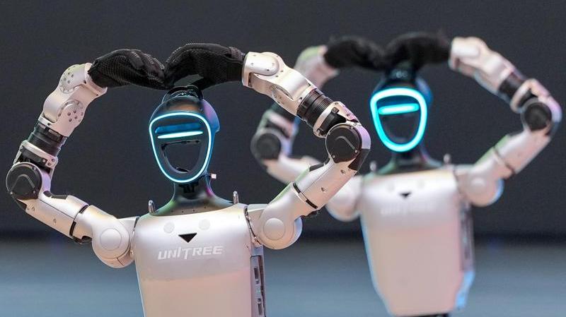 圖集-2026世界機械人大會在北京開幕-人形機械人奏樂跳舞打乒乓