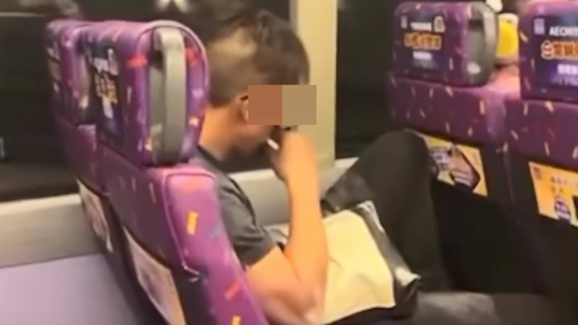 有片-男乘客巴士內公然吸食電子煙-城巴已報警