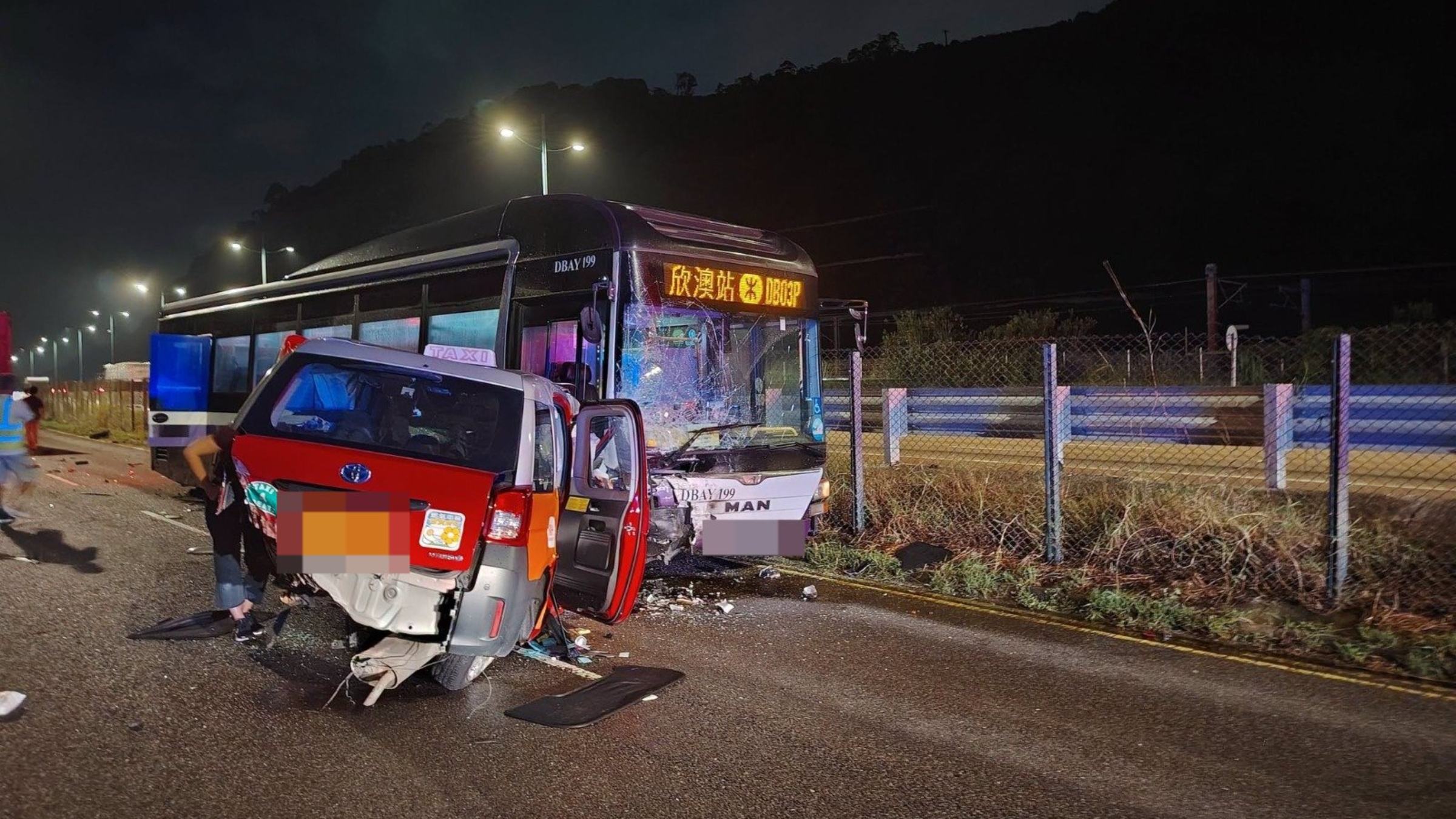 北大嶼山翔東路三車相撞至少十人受傷-據報的士司機被困昏迷