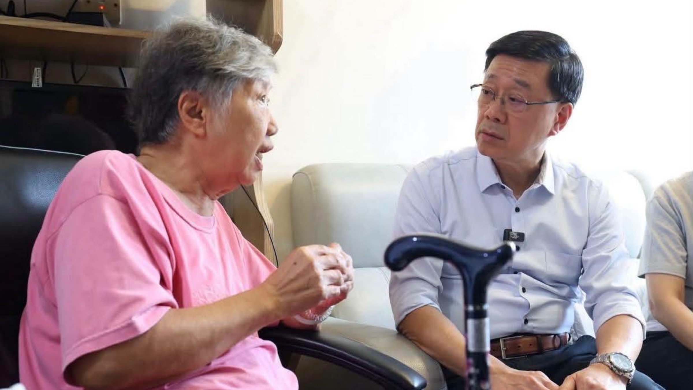 李家超落區探訪長者-稱續推動-居家安老-落到實處