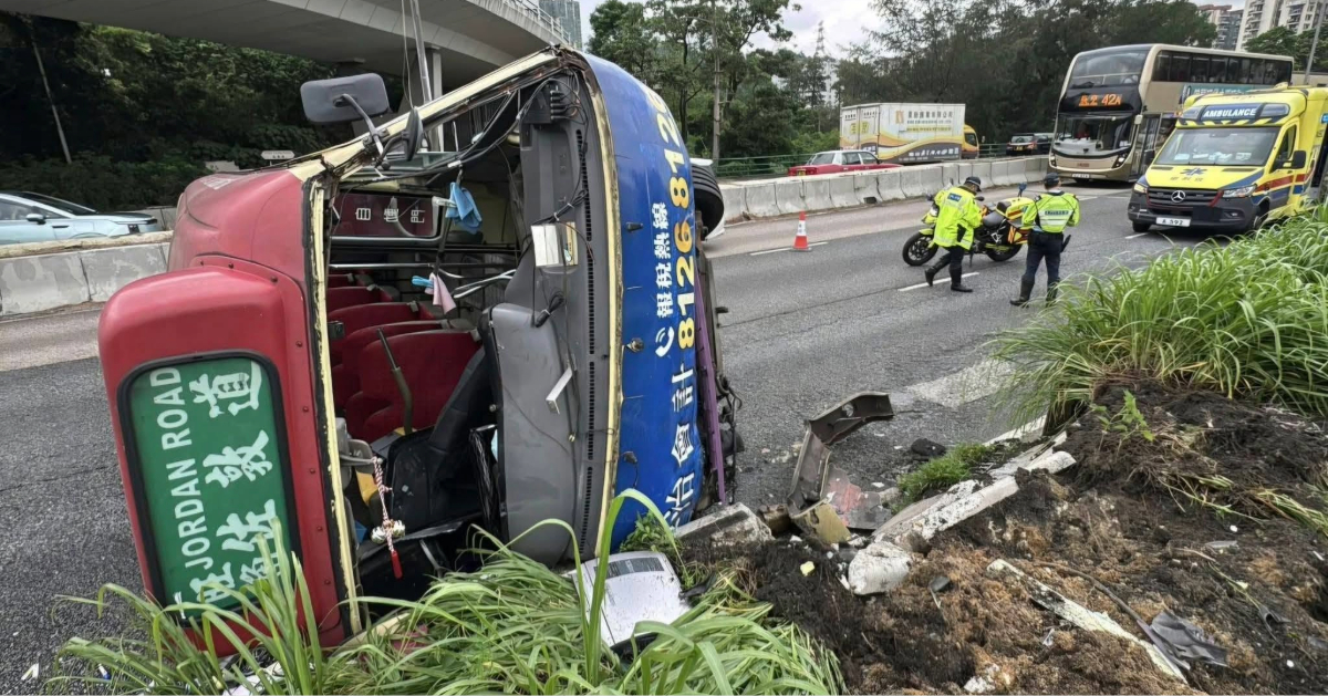 有片-葵涌道紅VAN失控自炒翻側冒煙-幸車上無乘客司機自行爬出