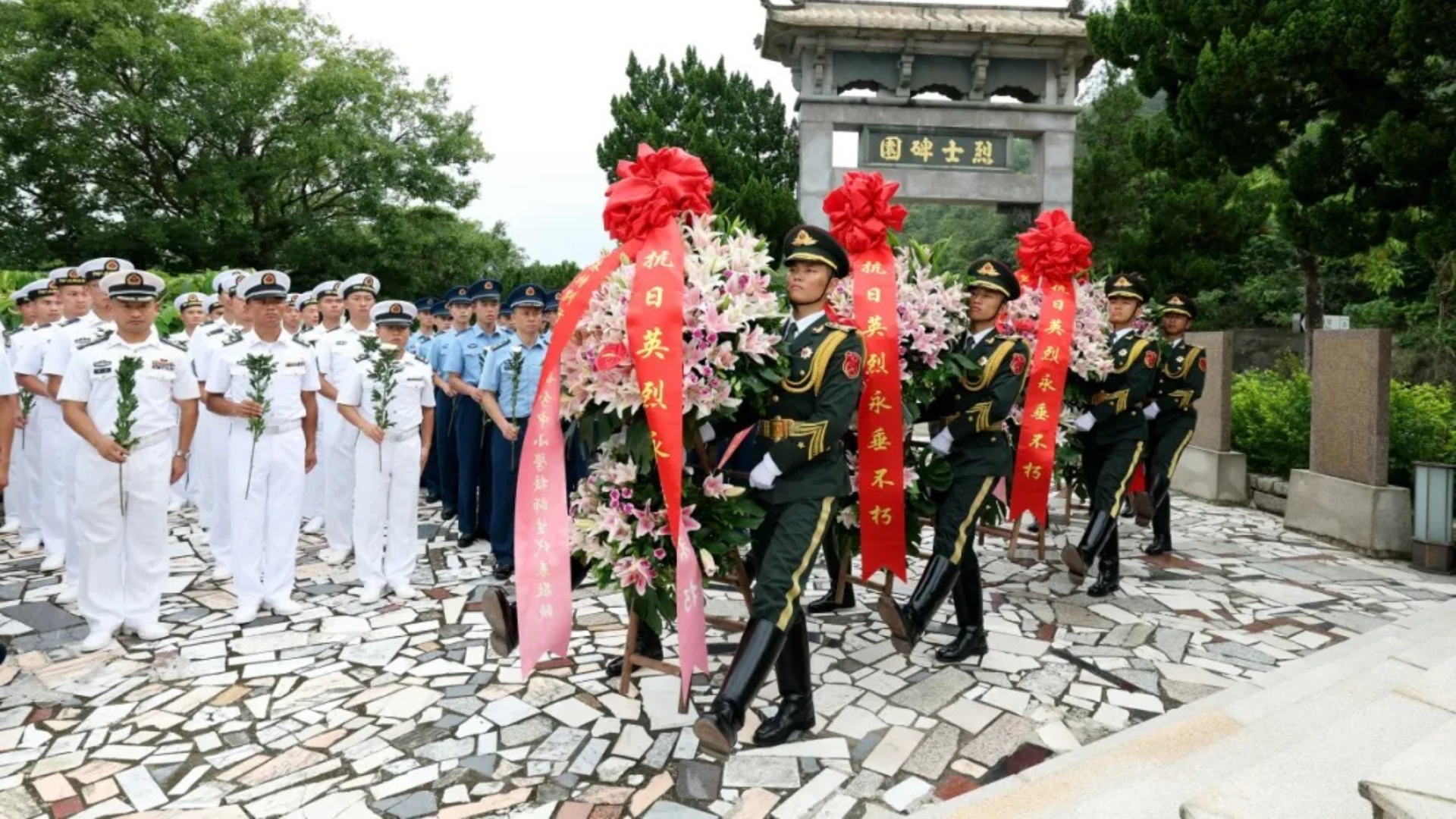 駐港部隊官兵與各界代表瞻仰抗日英烈紀念碑-同學指深感和平來之不易