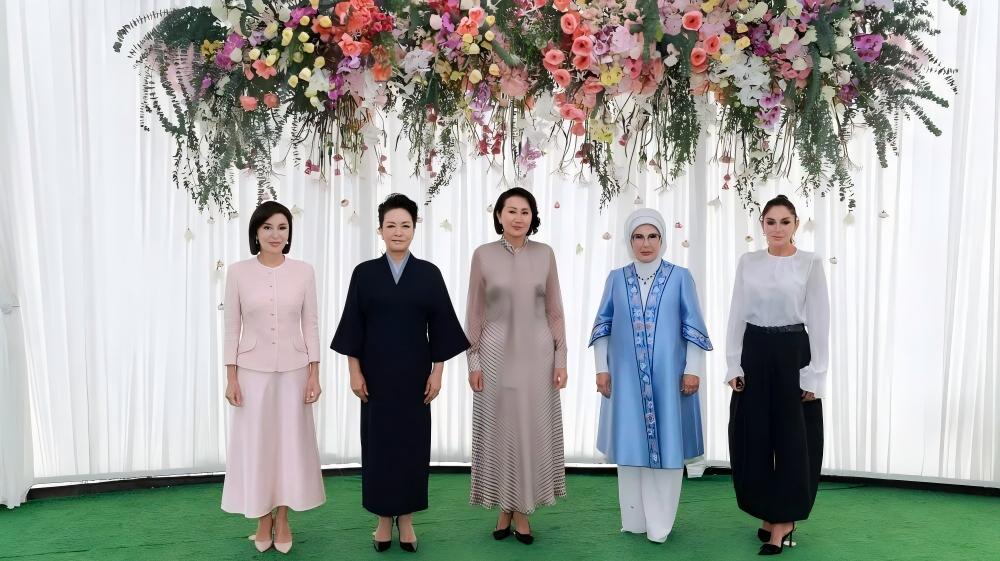 彭麗媛出席上海合作組織峰會配偶集體活動-同有關國家領導人夫人觀看民族文化展