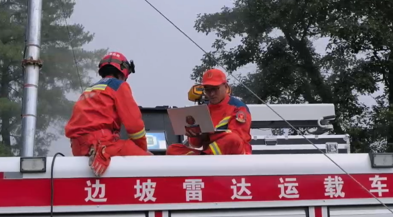 吉隆泥石流-衝擊痕跡高達60米-救援隊伍攜帶無人機等裝備持續監測
