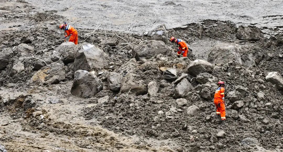 吉隆泥石流-消防組成195人救援突擊隊-分3批輪換進入核心區進行搜救