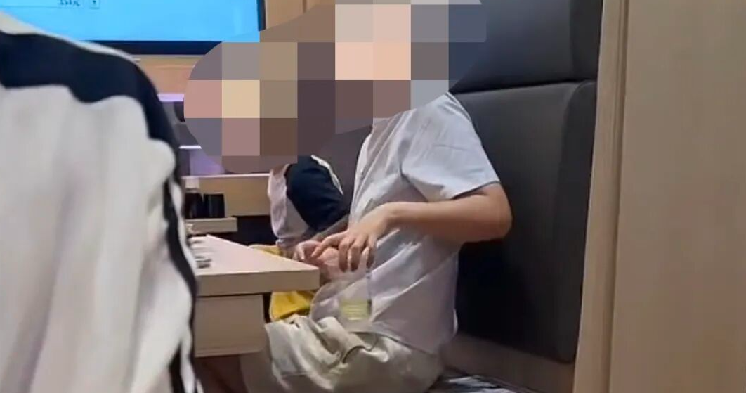 北京壽司郎男童當眾小便喊-誰要喝檸檬-茶---家長用杯接尿捱轟