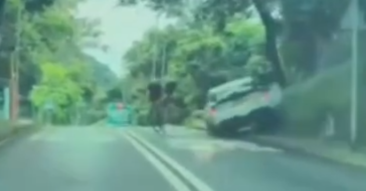 有片-西貢私家車急然越線撞飛兩外籍單車漢-二人受傷清醒送院