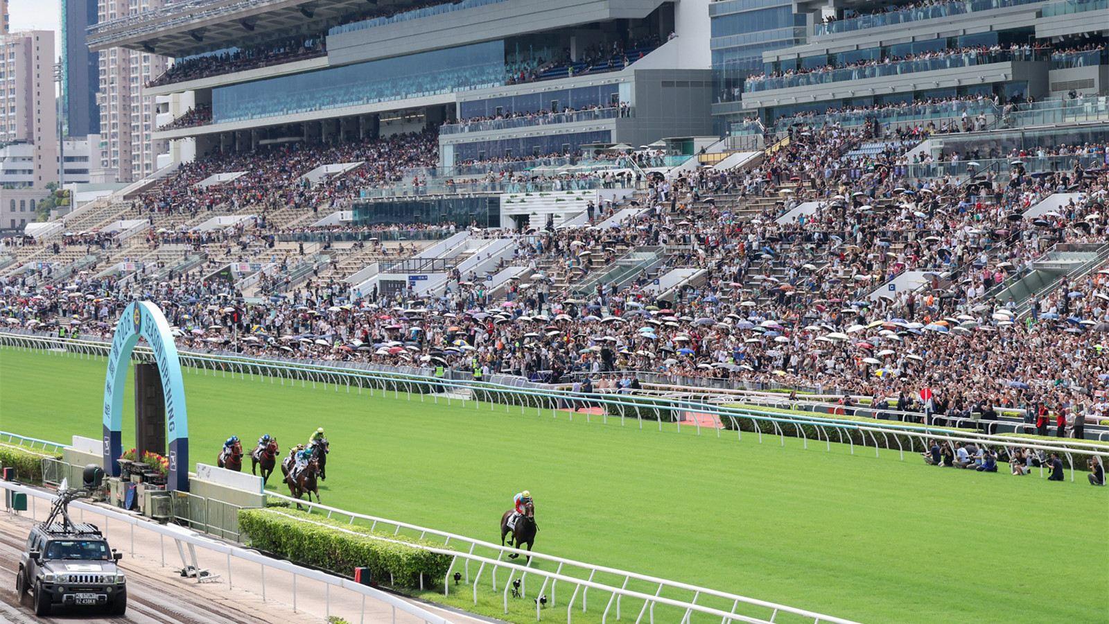 馬季開鑼逾4-3萬人入場旅客激增74--李家超-賽馬是推動盛事經濟重要引擎
