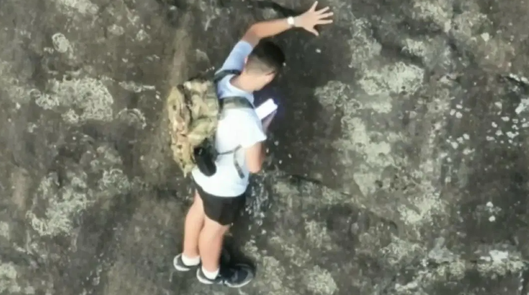 有片-美20歲青年徒手攀岩被困79米高懸崖-報警時稱擔心-上新聞