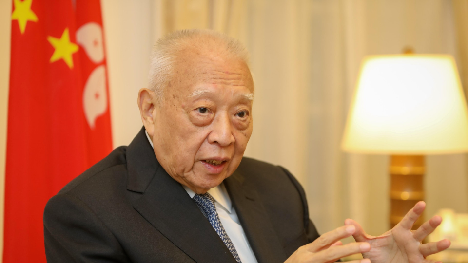 董建華逝世-曾蔭權-董任內將適齡青年入讀大學比例提升至近50--為香港持續發展奠定堅實人才基礎