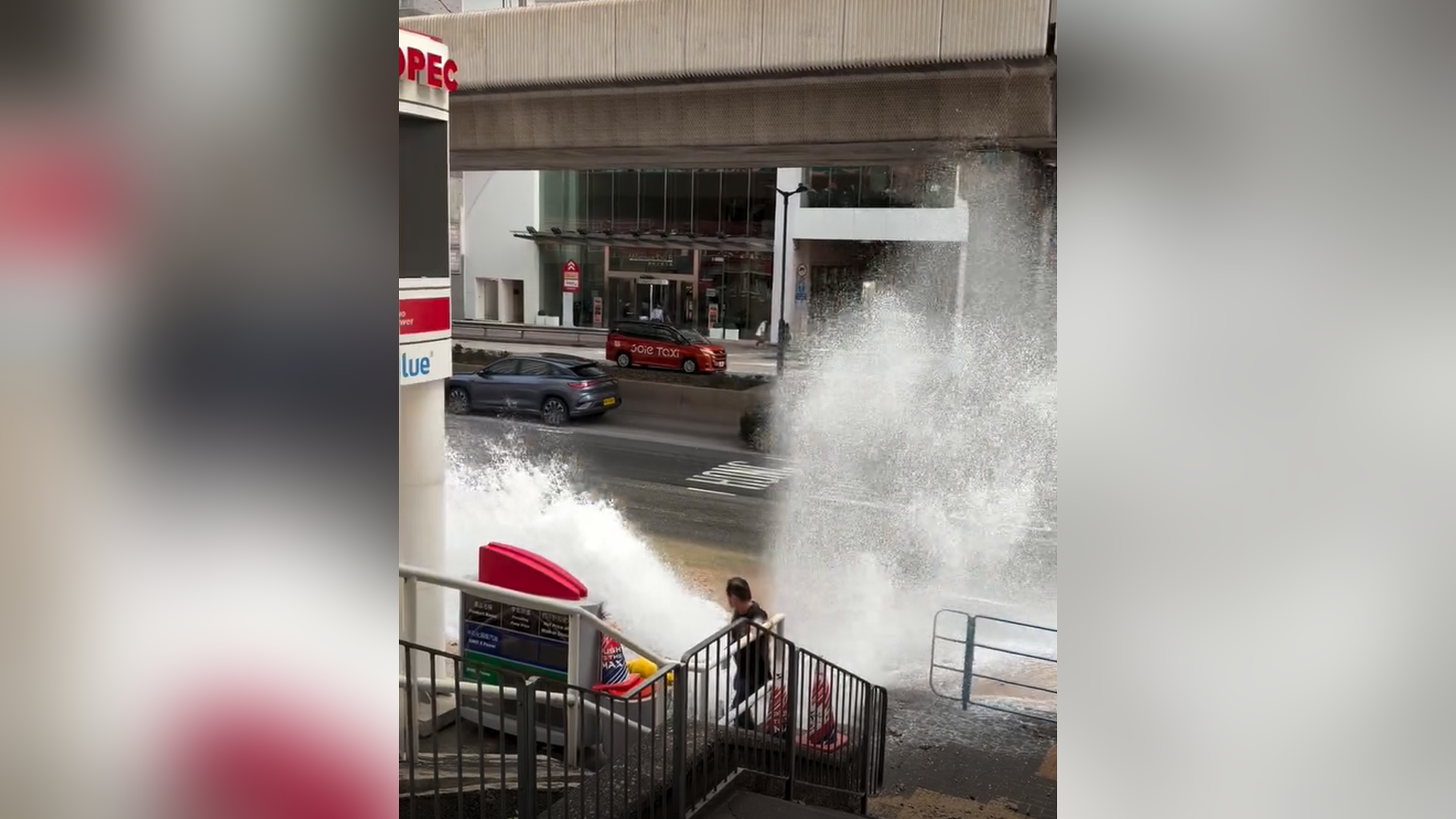 有片-觀塘道鹹水管爆裂水柱如噴泉高約兩米-水務署派員搶修