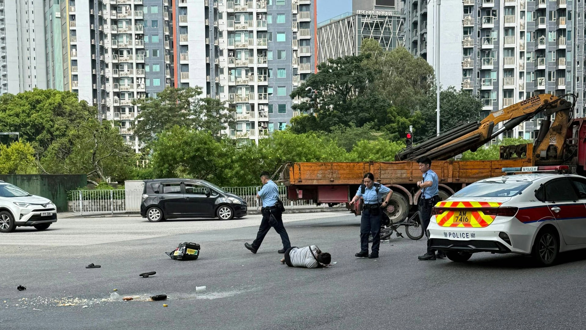 元朗警車與電動單車相撞　男騎手受傷外賣瀉滿地　