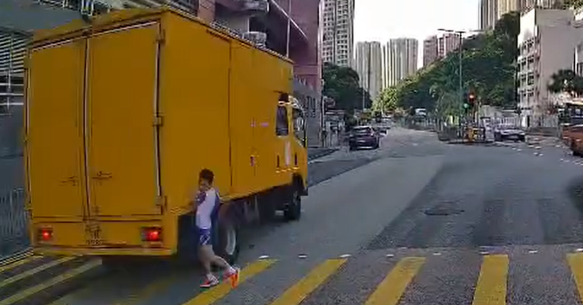 有片-油塘男童衝紅燈遭貨車擦撞痛苦倒地-手腰受傷送院