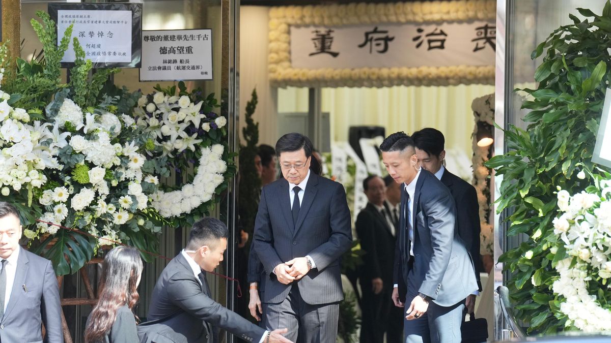 董建華香港殯儀館設靈　李家超等政商界人士到場